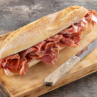 bocadillo de jamón serrano sobre tabla de cortar