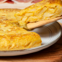 se está cortando una cuña de una tortilla de patatas