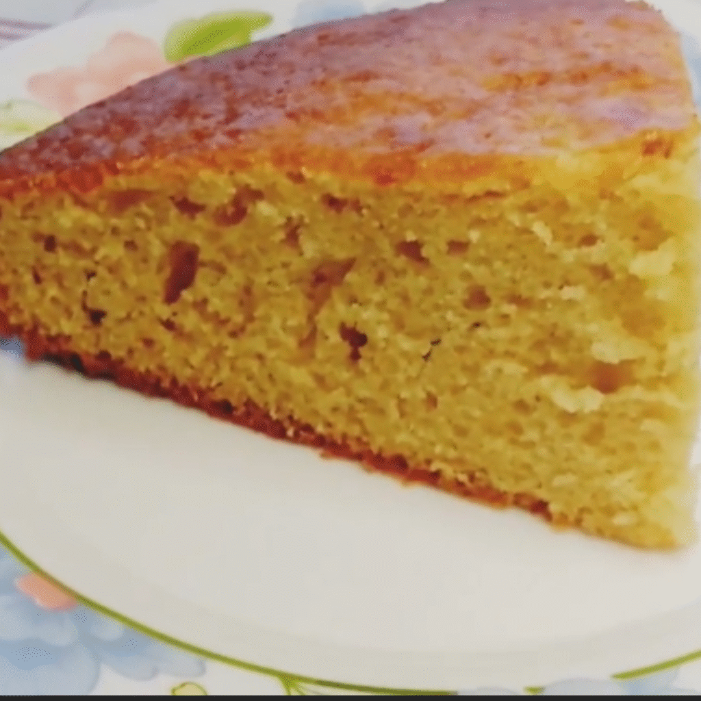 bizcocho redondo dorado, se está cortando una porción con un cuchillo