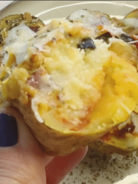 patata pizza cortada por la mitad