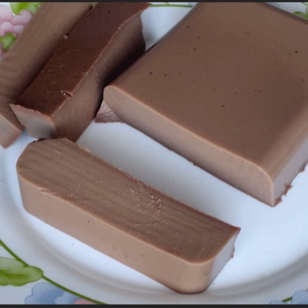 gelatina de chocolate cortada en tiras en un plato