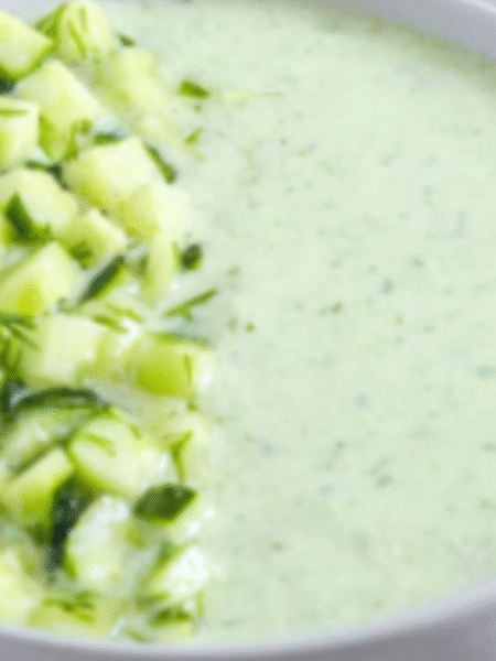 cuenco de sopa de pepino