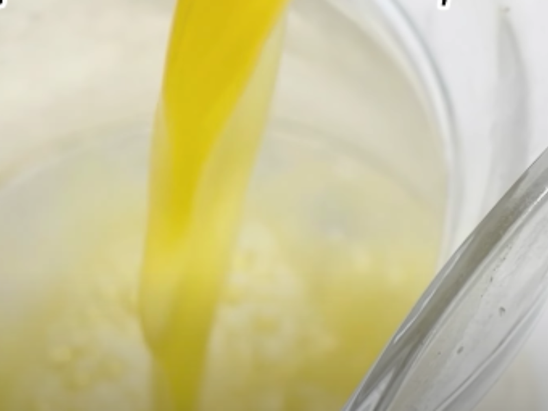 se vierte el zumo en la jarra