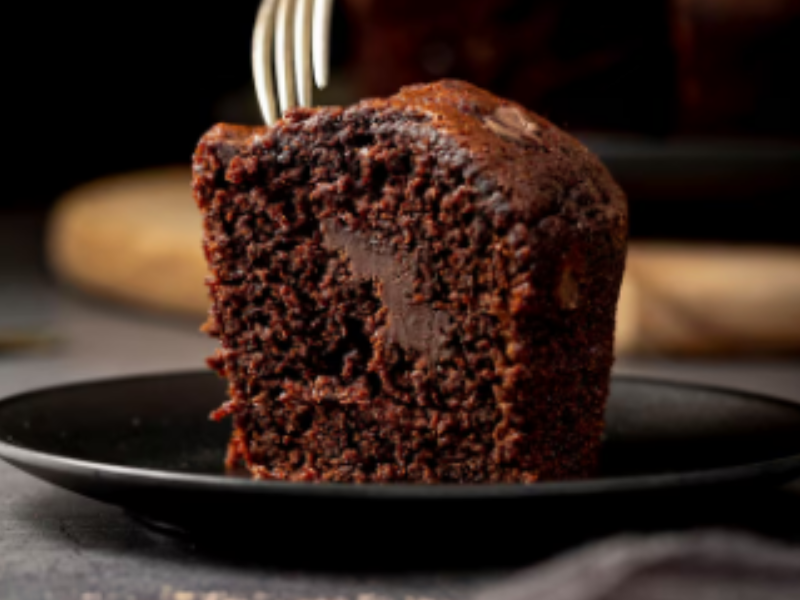 trozo de bizcocho de chocolate en un pequeño plato de postre visto de frente