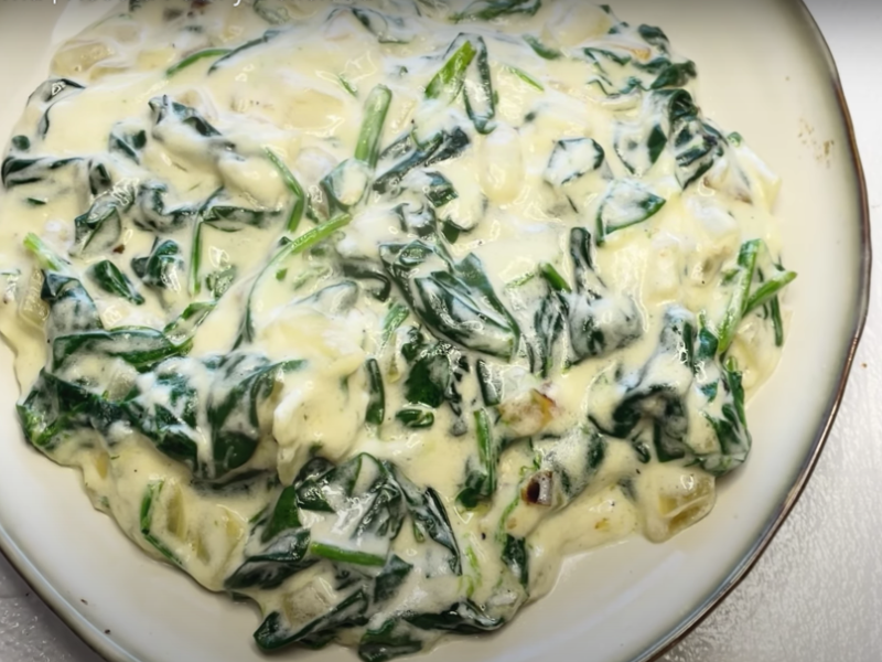 vista desde arriba de plato lleno de espinacas a la crema