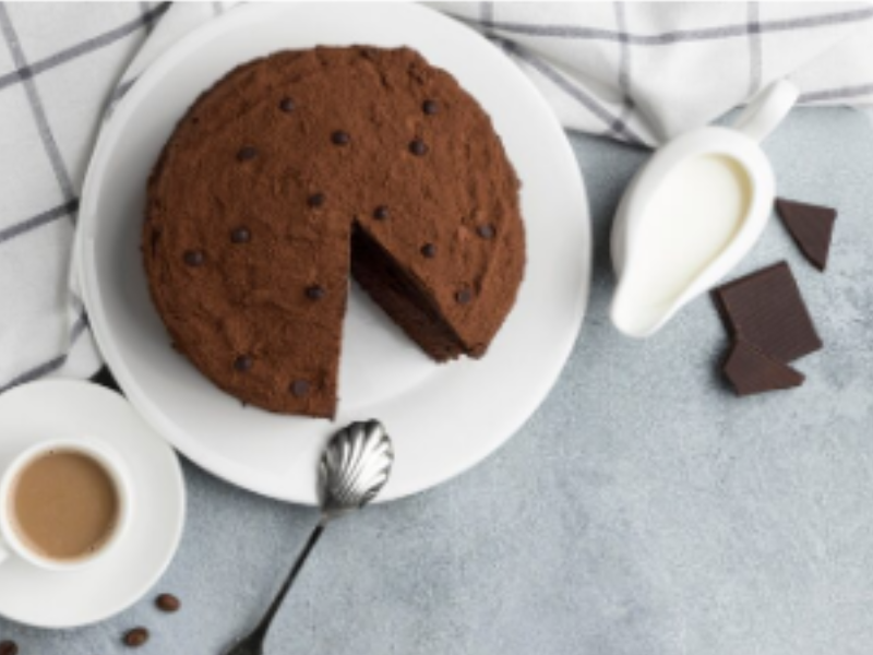 bizcocho de chocolate en plato blanco redondo visto desde arriba