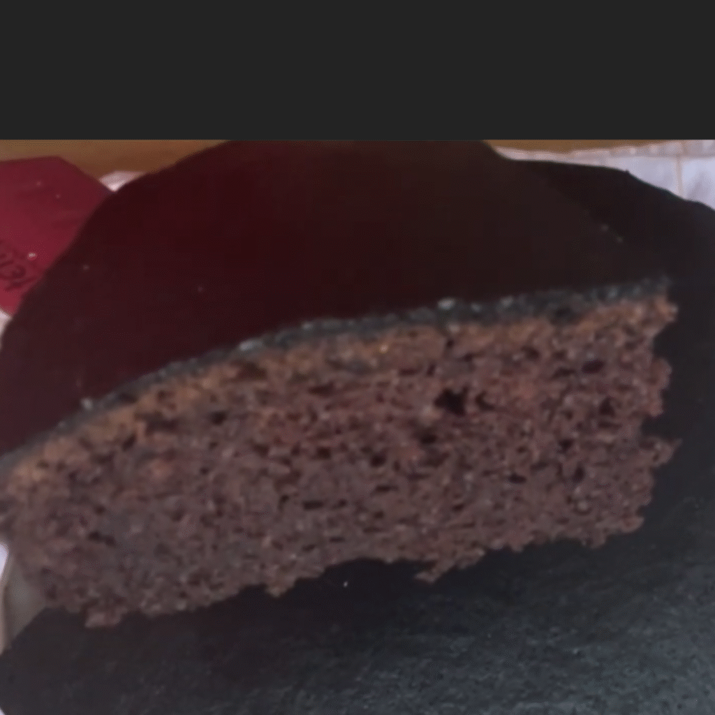 porción de bizcocho de chocolate cortada del bizcocho que está enfriando en la rejilla