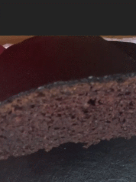 porción de bizcocho de chocolate cortada del bizcocho que está enfriando en la rejilla