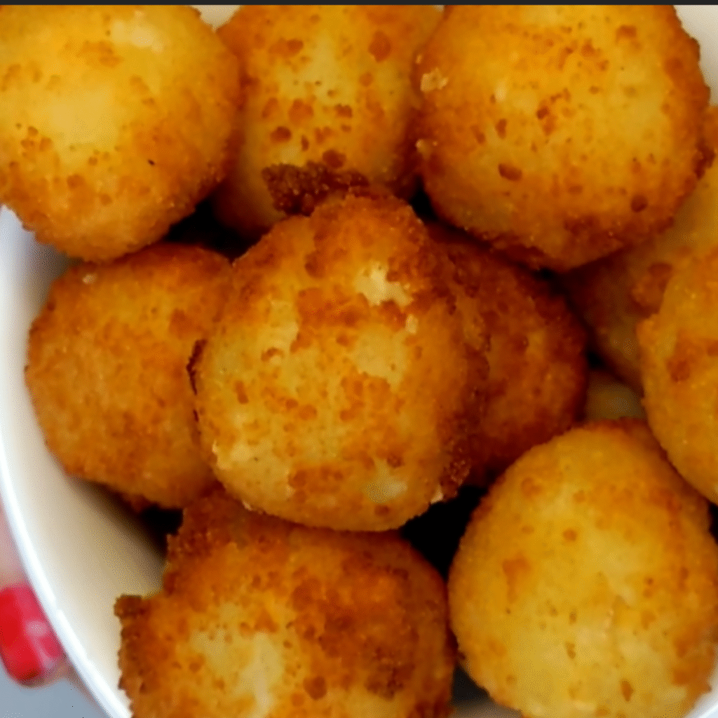 bolitas de patata y queso doradas y crujientes en un tazón