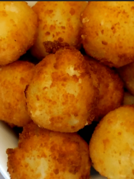 bolitas de patata y queso doradas y crujientes en un tazón