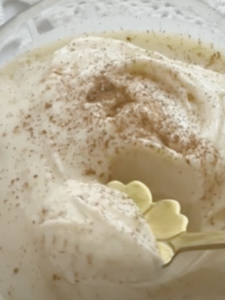 copa servida con cremoso helado de canela con canela espolvoreada por encima