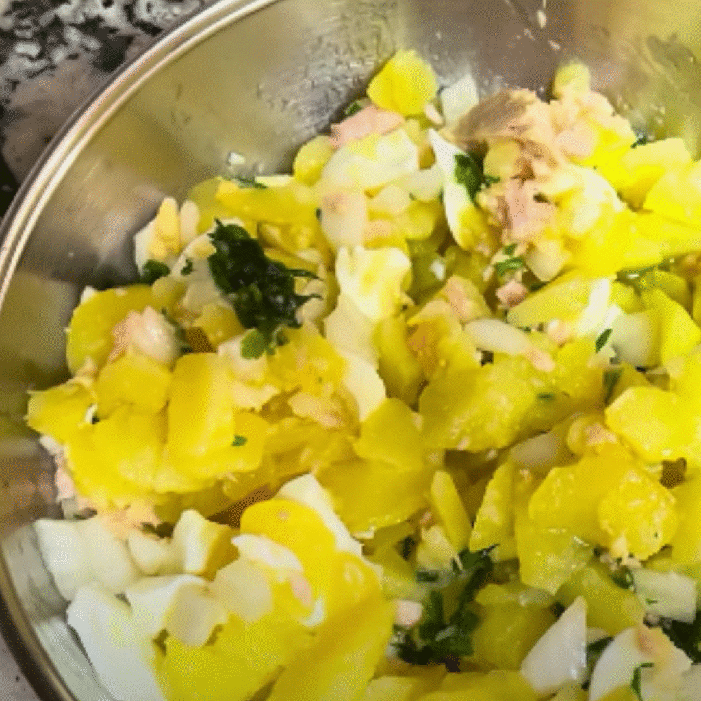 papas aliñás en un bol