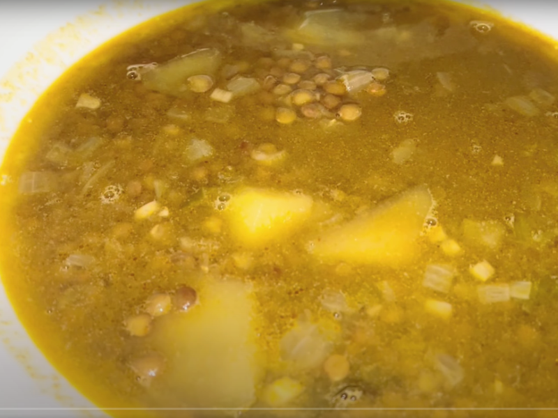 plato de lentejas con calabacin