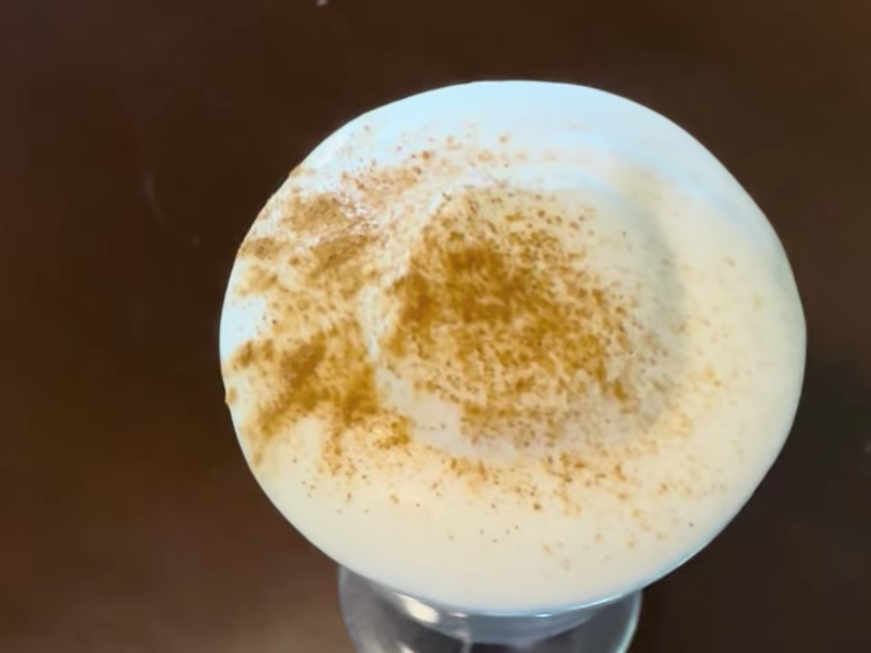 detalle de la copa con leche merengada desde arriba