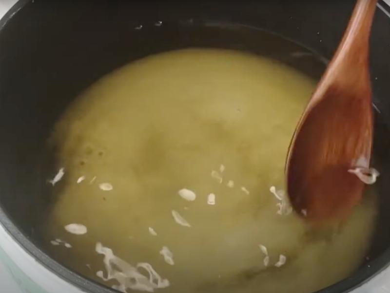 se calientan en una olla el zumo de manzana con el azúcar y el zumo de limón