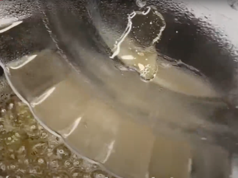 se muestra la textura de miel sobre un plato de cristal frío