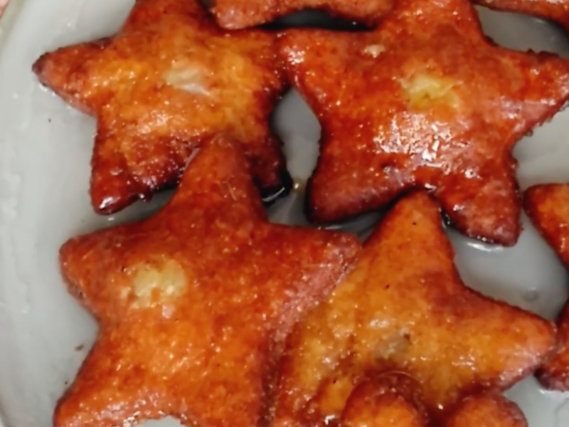 estrellitas servidas en plato blanco