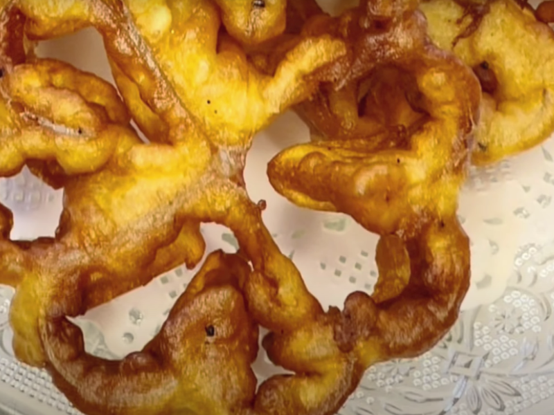 flores fritas sobre plato de cristal