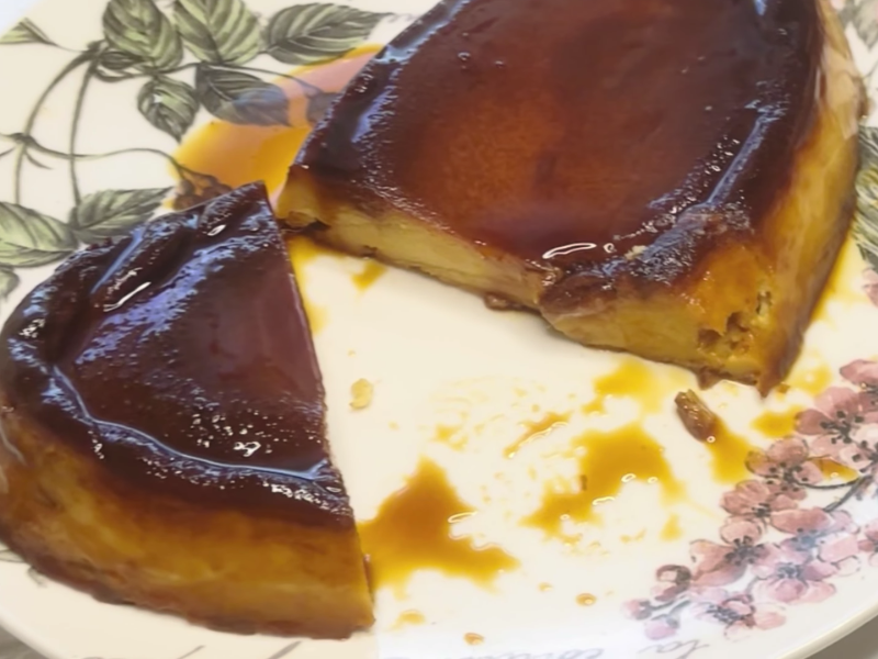 corte del pudin de melocotón