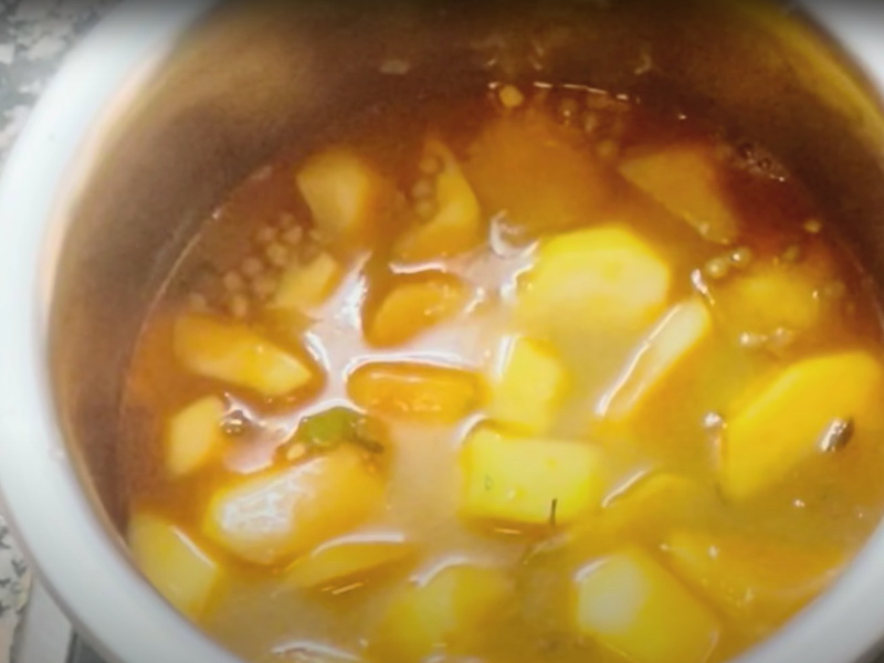 se añade el caldo a la olla