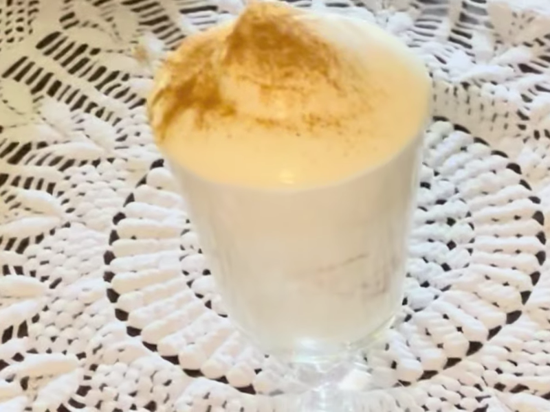 leche merengada en copa de cristal con canela por encima