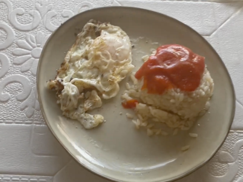 arroz con tomate y huevo en plato