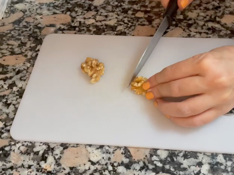 se pican las nueces sobre una tabla