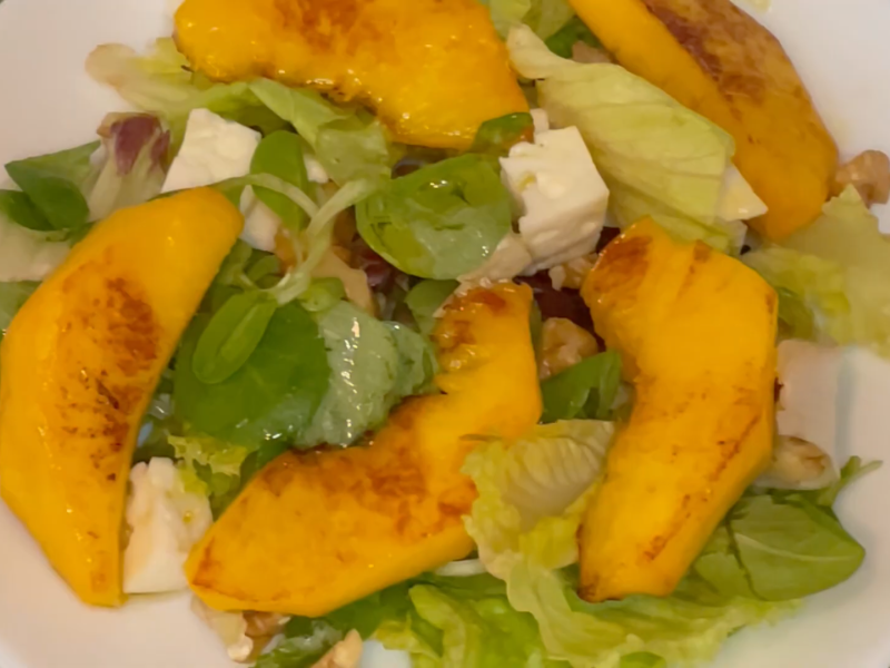 detalle de ensalada de melocotón