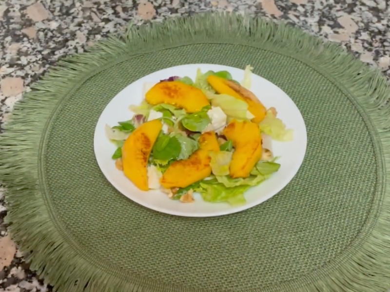 ensalada de melocotón con mantel verde de fondo