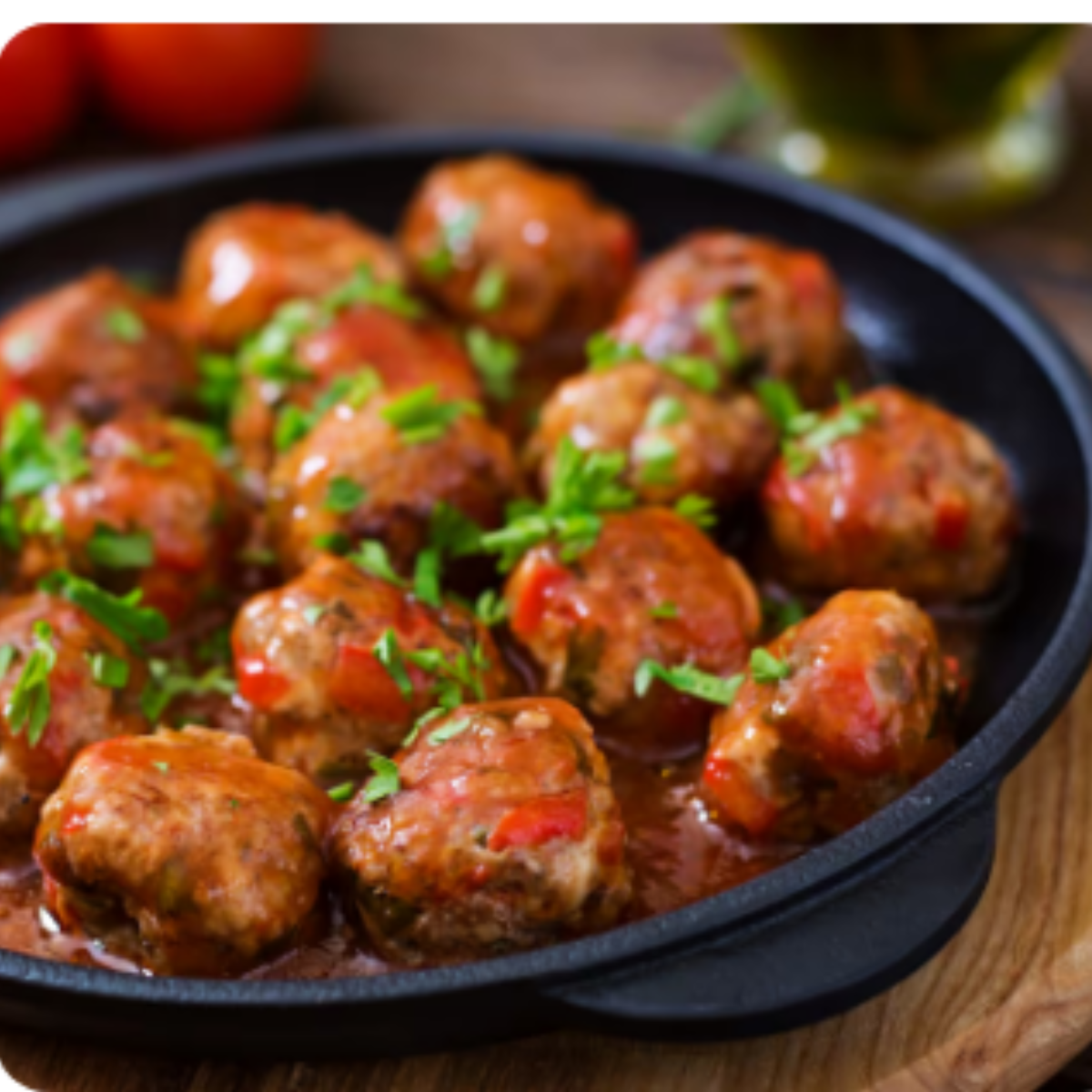 Albóndigas en salsa de tomate y vino blanco en olla lenta: un plato casero con alma