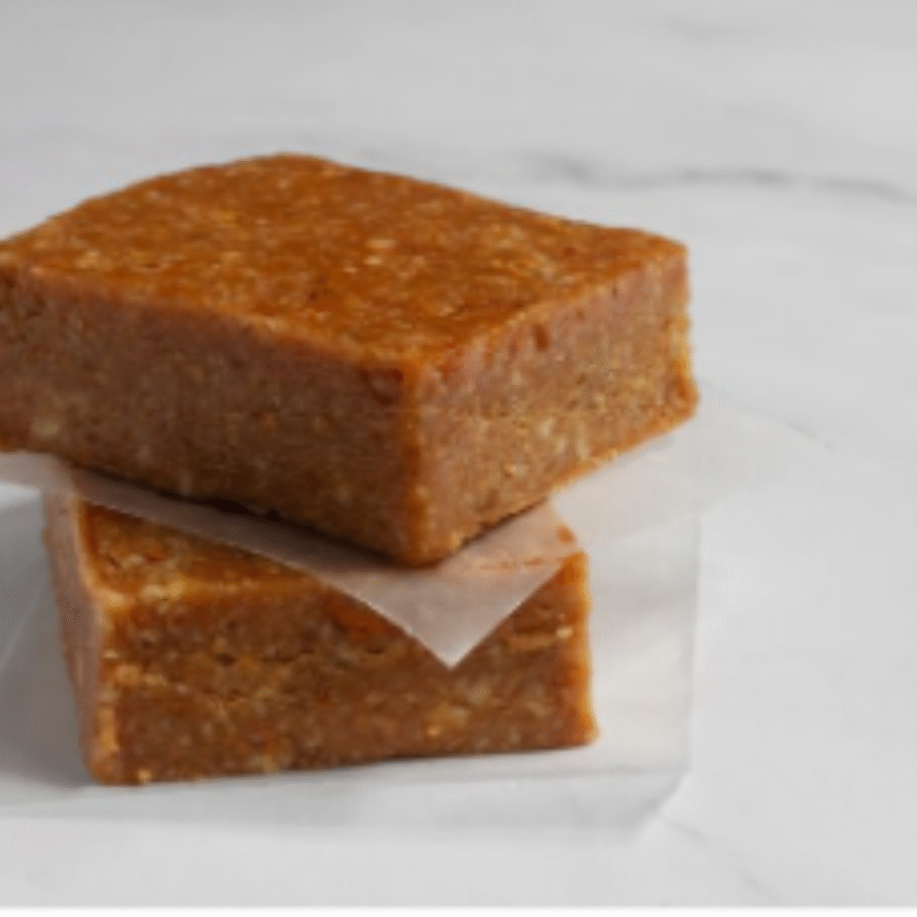 dos trozos de membrillo superpuestos sobre la mesa de la cocina