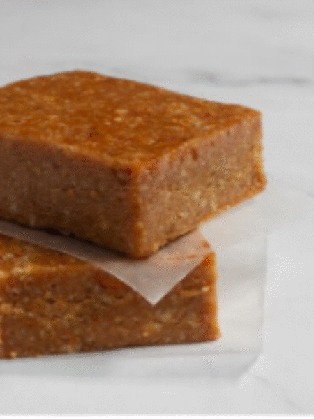 dos trozos de membrillo superpuestos sobre la mesa de la cocina