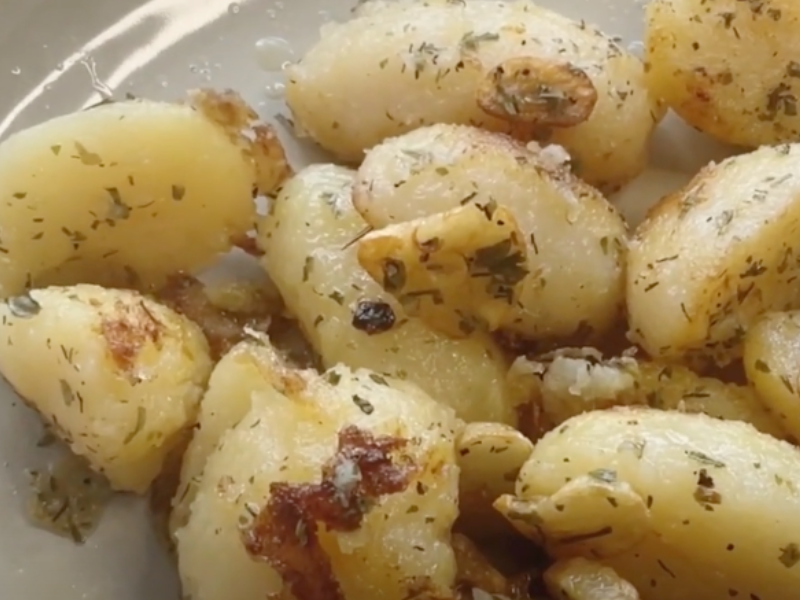 plato de patatas con ajo y perejil