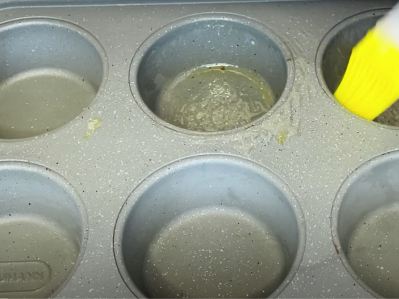 se engrasa el molde con aceite de oliva