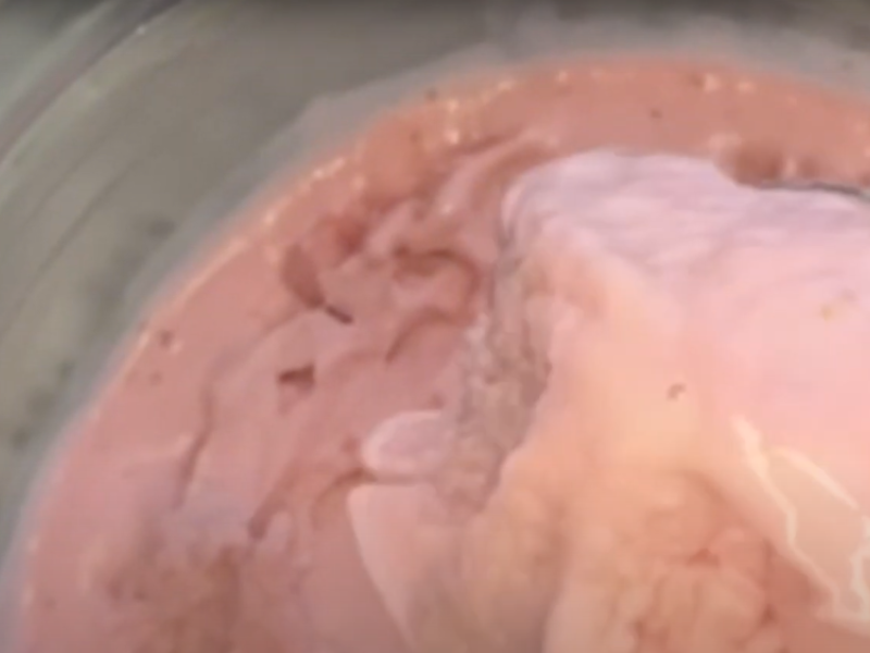 helado de fresa congelado en fuente de cristal