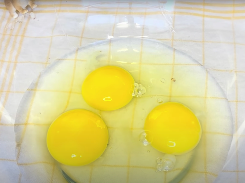 se usan 3 huevos grandes en un bol de cristal