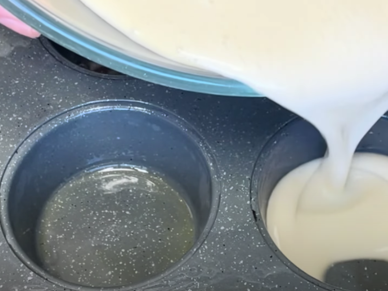 se vierte la mezcla en el molde engrasado