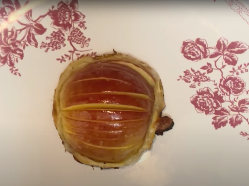 detalle de tartaleta de manzana en plato