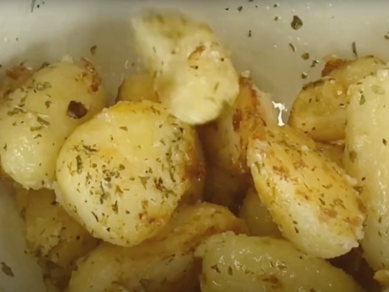 bol de patatas con ajo y perejil