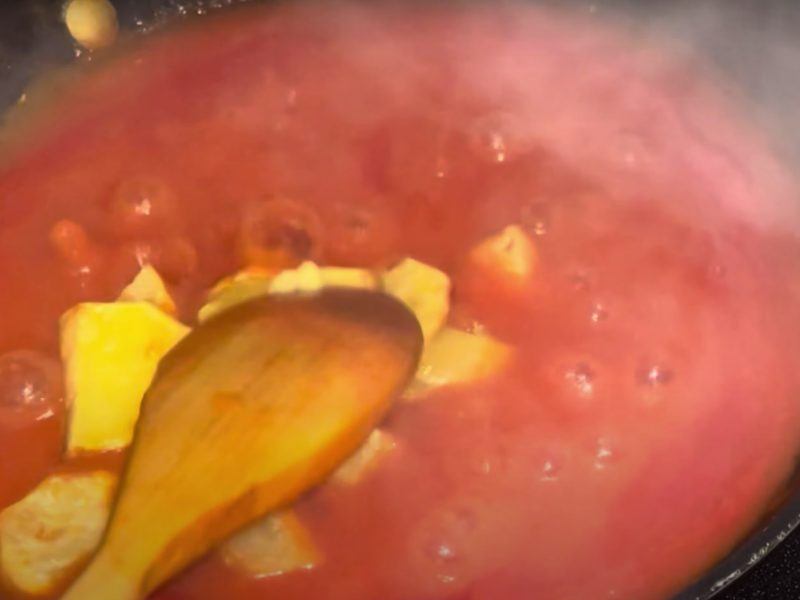 sartén con calabaza con tomate y patatas