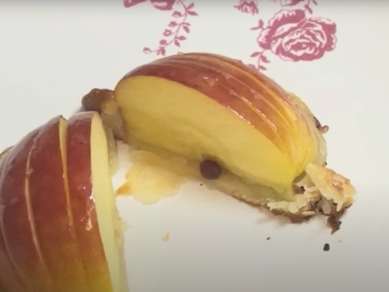 tartaletas de manzana cortada por la mitad