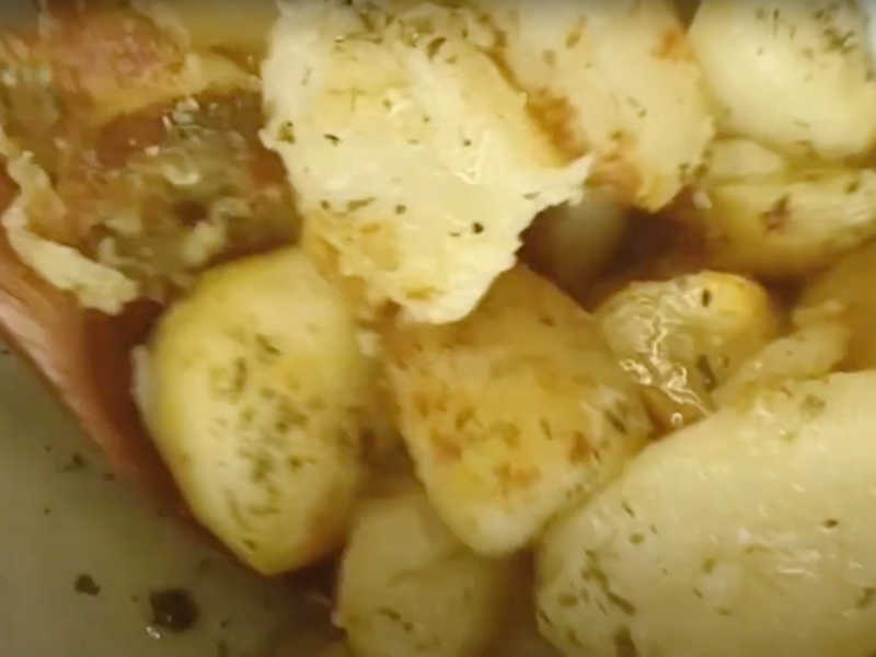 detalle patatas con ajo y perejil