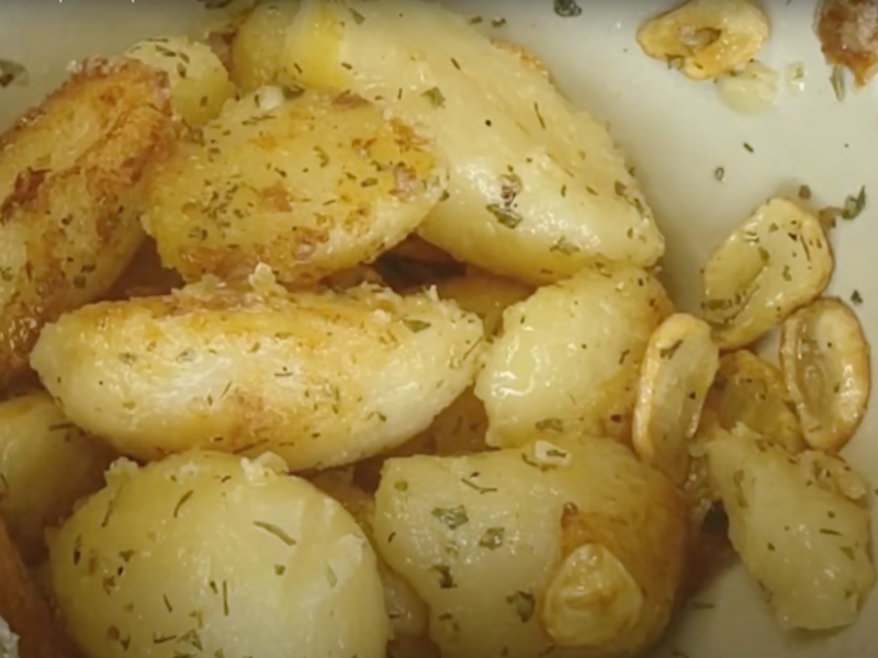 se sazonan las patatas con ajo y perejil