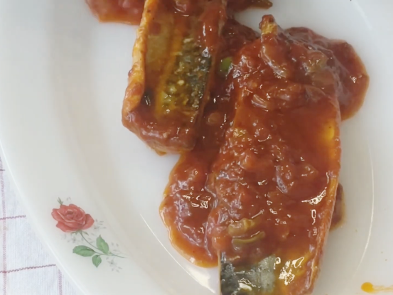 filetes de caballa con tomate