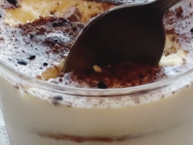 se toma una cucharada del tiramisú en vaso