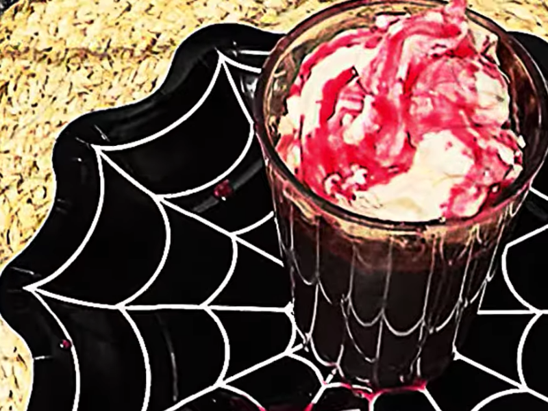 receta para halloween de chocolate con nata y sirope de fresa