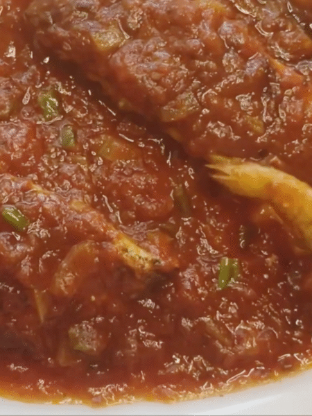 bandeja de caballa con tomate casera con mucha salsa