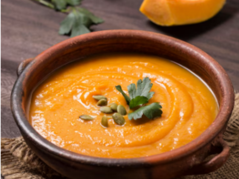 crema de calabaza en plato de barro