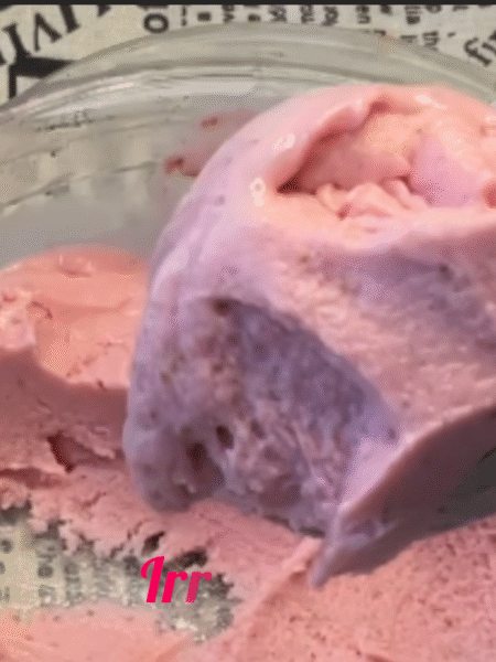 cucharada de helado de fresa casero