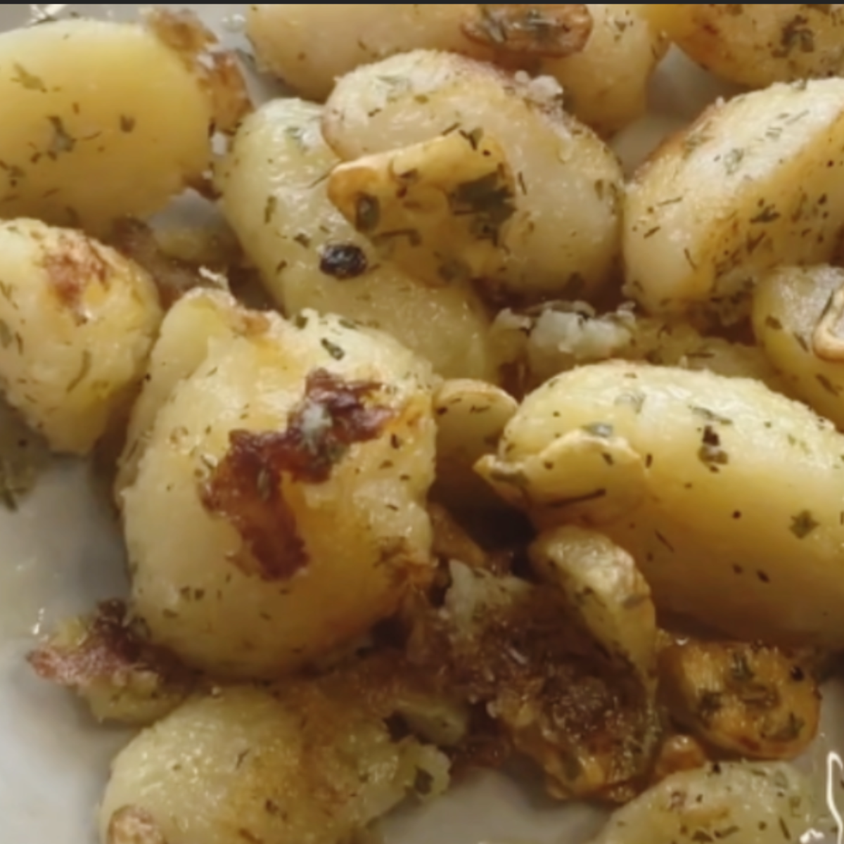 Patatas con ajo y perejil irresistibles: receta fácil, aroma de hogar y sabor que reconforta.